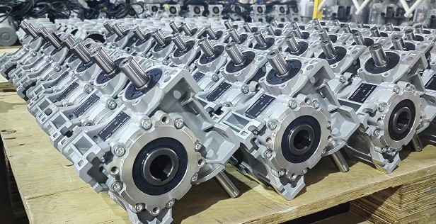 11月正忙，艾思捷雙軸輸入蝸輪減速機SJMRV050-30-AB發貨 (2).jpg